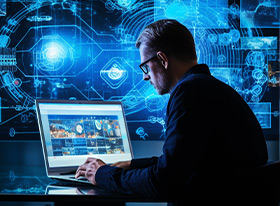Ein Geschäftsmann in einem dunklen Anzug arbeitet an einem Laptop vor einem futuristischen digitalen Hintergrund mit schematischen Darstellungen von neuronalen Netzwerken und KI-Symbolen.
