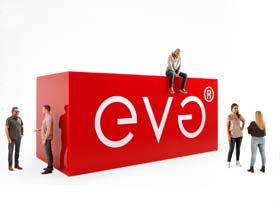 Bild zeigt Miniaturen von 5 Mitarbeitern mit EVG Logo als Block
